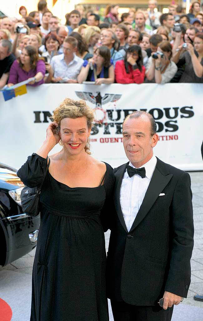 Der Schauspieler Martin Wuttke und seine Partnerin, die Schauspielerin Margarita Broich.
