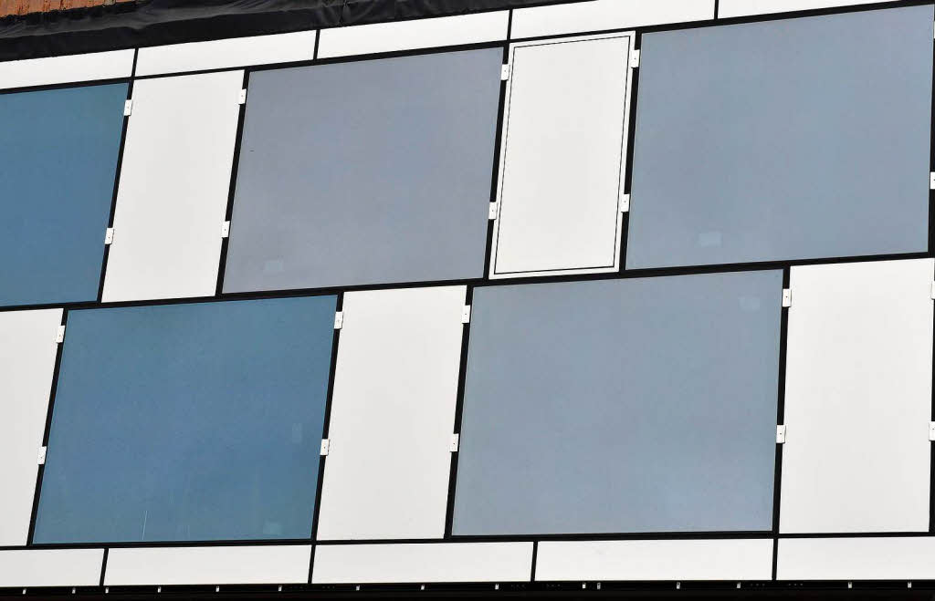 Die neue Fassade: ein Zusammenspiel aus Glas und Aluminium.
