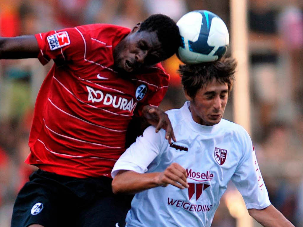 Der SC Freiburg hat sich im heimischen Stadion seinen Fans vorgestellt. Anschlieend gab es gegen Metz eine 1-2-Niederlage.