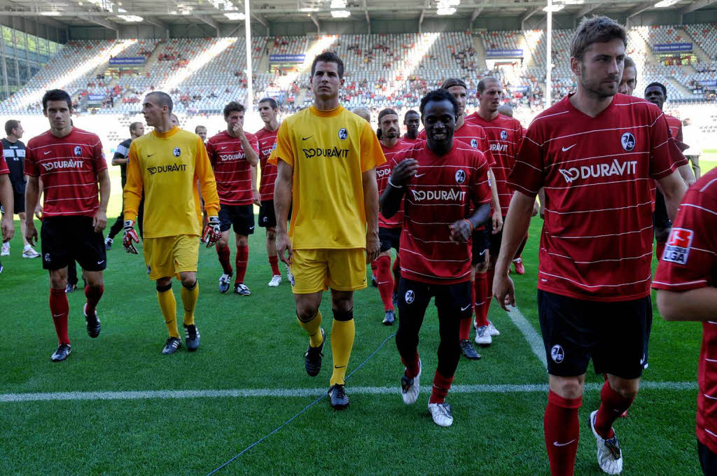 Der SC Freiburg hat sich im heimischen Stadion seinen Fans vorgestellt. Anschlieend gab es gegen Metz eine 1-2-Niederlage.