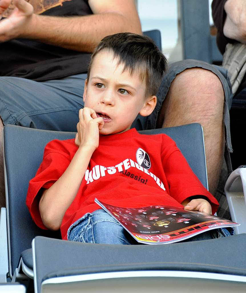 Der SC Freiburg hat sich im heimischen Stadion seinen Fans vorgestellt. Anschlieend gab es gegen Metz eine 1-2-Niederlage.