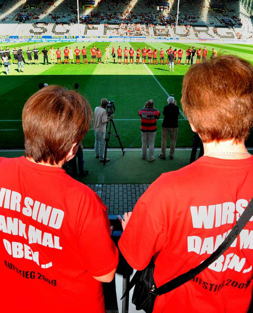 Der SC Freiburg hat sich im heimischen Stadion seinen Fans vorgestellt. Anschlieend gab es gegen Metz eine 1-2-Niederlage.