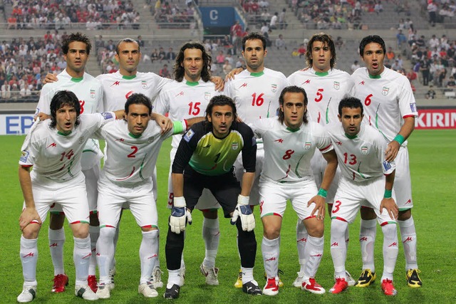Der iranische Nationalspieler Hadi Agh...n rechts) kommt nicht zum SC Freiburg.  | Foto: dpa