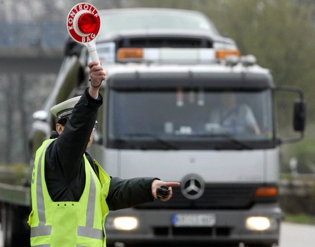 Stopp: Die Polizei bei der Kontrolle eines Lastwagens.  | Foto: A3512 Roland Weihrauch