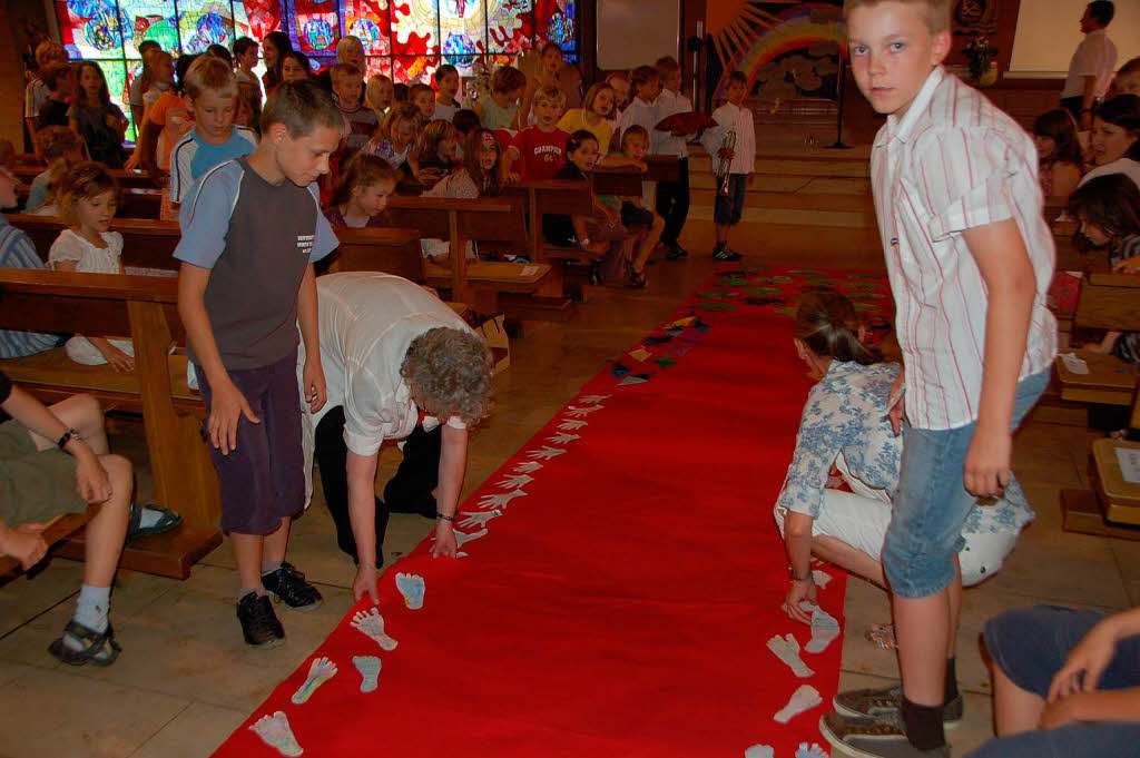 Dann wurde in der Kirche der rote Teppich, von den Schlern selbst gestaltet, ausgerollt