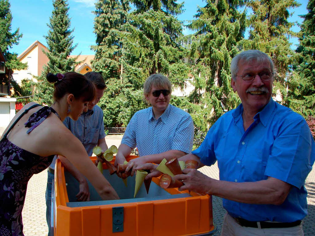 Familie Preugschat verteilte derweil drauen  vor der Kirche Eis an die Schulkinder...