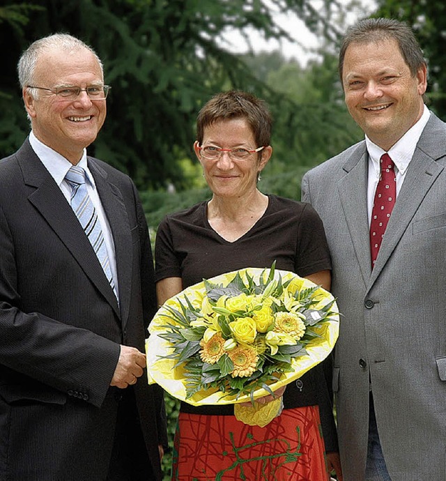 Blumen fr die Jubilarin (von links): ...u, Anneliese Steuert, Patric Lienert    | Foto: BZ