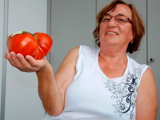 Rita Br prsentiert stolz ihre XXL-Tomate.  | Foto: Daniela Krsa Meyer