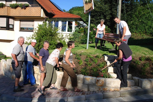 Viele freiwillige Helfer bepflanzten den &#8222;Lindenbuck&#8220; neu.   | Foto: Roland Vitt