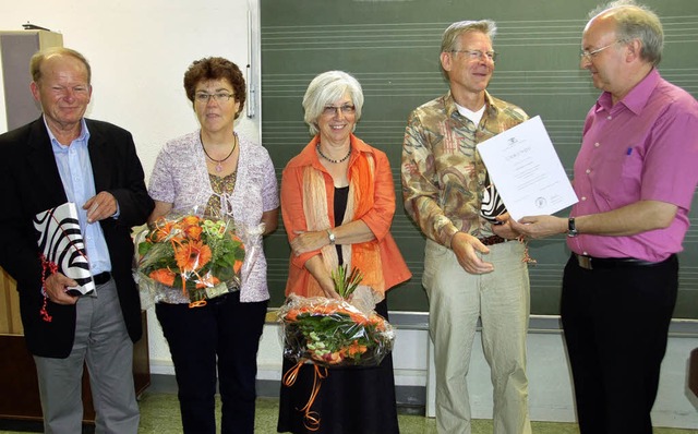 Rektor Paul Gihr (rechts) verabschiede... Ehefrauen der scheidenden Pdagogen.   | Foto: Juliane Khnemund