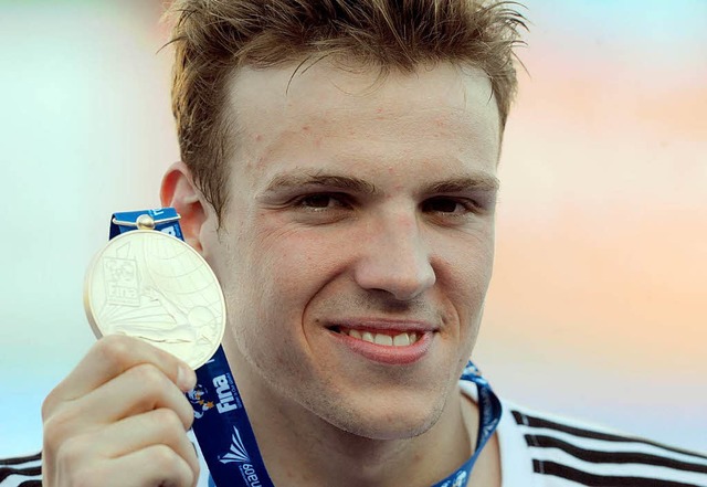 Paul Biedermann freut sich ber seine Goldmedaille.  | Foto: dpa