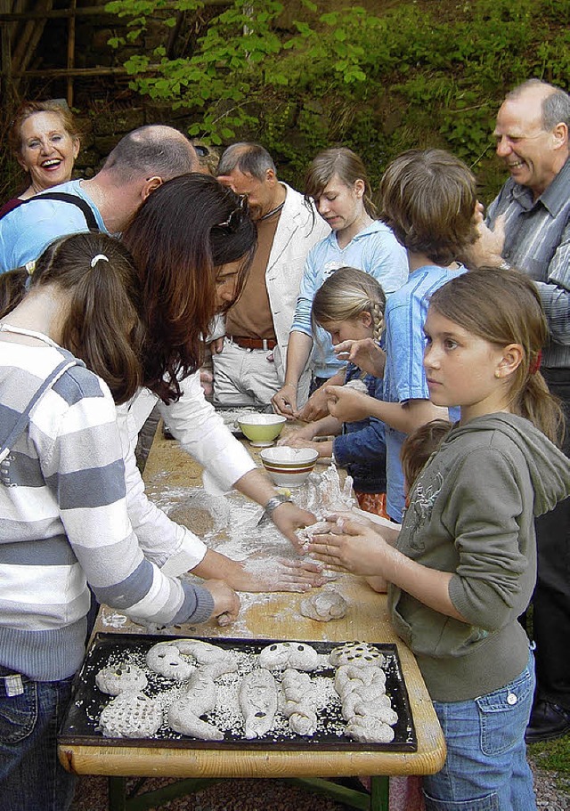 Da haben Kleine und Groe ihren Spa: Backtag auf dem Schneiderhof.   | Foto: bz