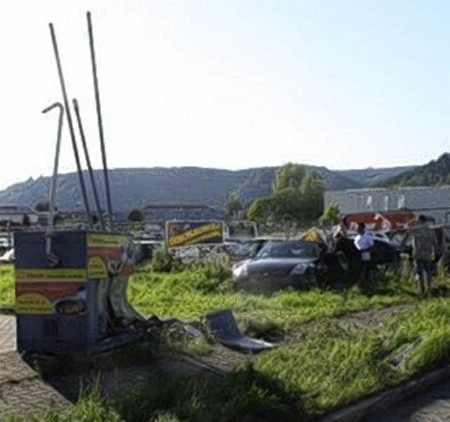 Einiges zu Bruch ging am Dienstagabend...d Autos eines Gebrauchtwagenhndlers.   | Foto: Polizei