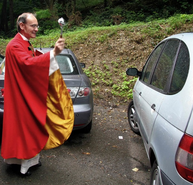 Die Fahrzeugsegnung in der Himmelspfor...nklang: Pfarrer Uwe Schrempp in Aktion  | Foto: Martina Weber-Kroker