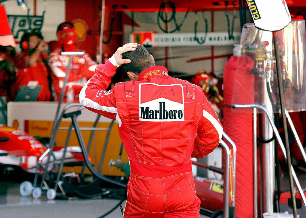 Zu seiner Karriere gehren aber auch Schattenseiten – 1999 verunfallte Schumacher in Silverstone und brach sich den Unterschenkel