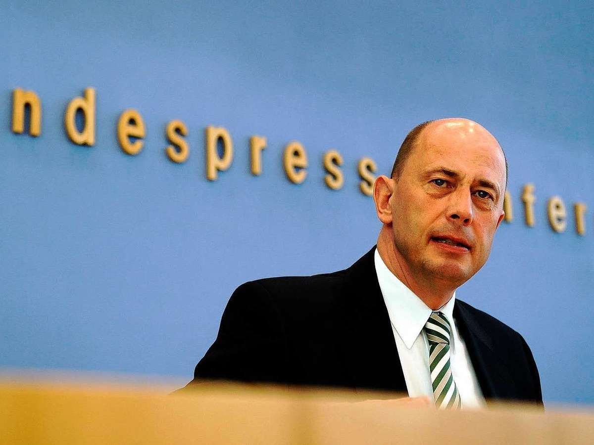 Wolfgang Tiefensee ist als Bundesverkehrsminister auch verantwortlich für den Aufbau Ost: Bei diesen Aufgaben bleibt es auch im Wahlkampf. Wolfgang Tiefensee ist als Bundesverkehrsminister auch verantwortlich für den Aufbau Ost: Bei diesen Aufgaben bleibt es auch im Wahlkampf.