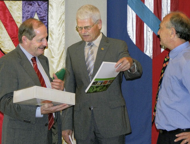 Brgermeister Hermann Jger erhielt vo... Gemeinschaftsleiter Siegfried Zimmer.  | Foto: Privat