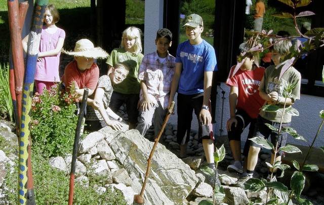 Die Schlerschar bestaunt  nach getaner Arbeit ihr Werk.   | Foto: lichtenbergschule