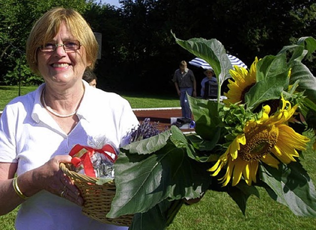 Blumen zum Abschied:  Buggingens Schul...ukaschek-Stark geht in den Ruhestand.   | Foto: Privat