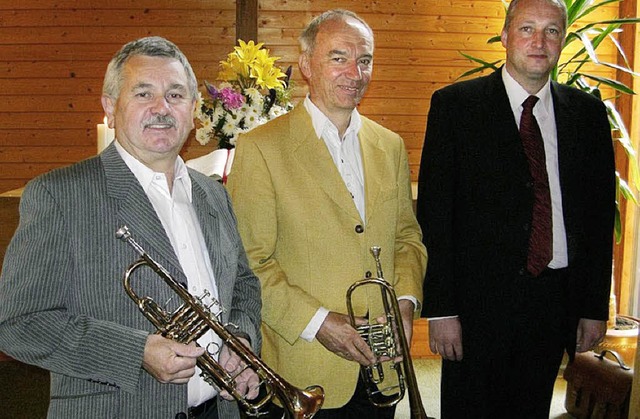 Georg Schneider und Robert Weiner wurd...rt Heiko Petersen geehrt (von links).   | Foto: Roland Gutjahr