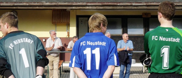 Viermal die Eins beim FC Neustadt:   C...las  Rosenstiel (Mitte) auf dem Feld.   | Foto: Bachmann