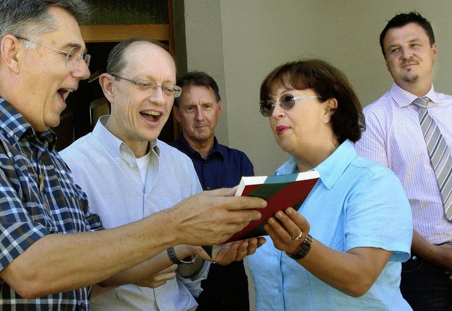 Ein Buch schenkte Ortsvorsteherin Hilt...urger Brgermeister  Adrian Schmidle.   | Foto: ANKA FRICKER