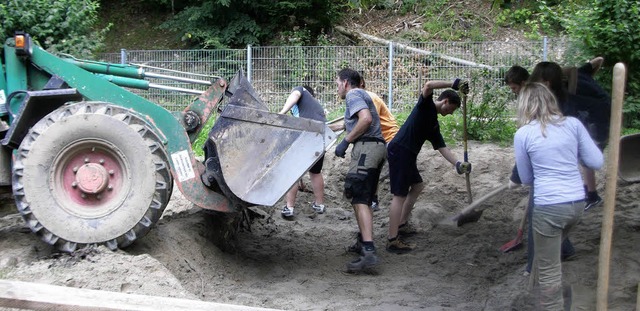 Ein Radlader war eine wichtige Hilfe  beim Sandaustausch.   | Foto: privat