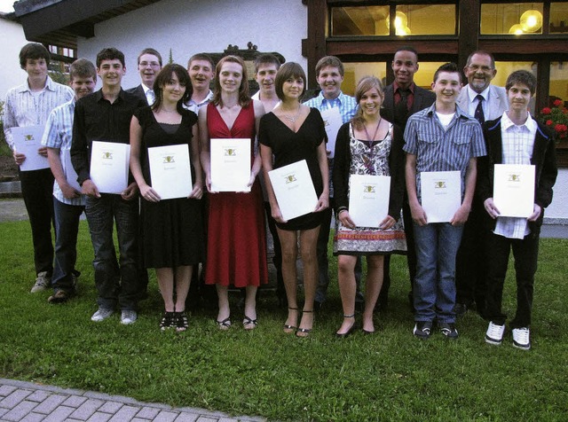 Die Hauptschul-Abschlussklasse der Abt...ller,  Preistrgern und Belobigten     | Foto: Monika Rombach