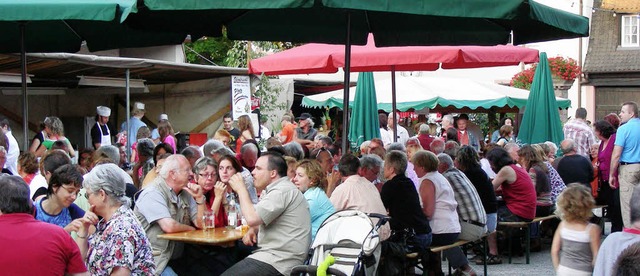 Der Schiirehock des Musikvereins im Hugstetter Ortskern war gut besucht.   | Foto: mario schneberg