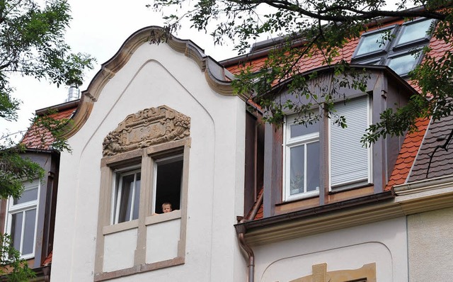 Die grnlichen Dachflchenfenster   sollen weg.   | Foto: Bamberger