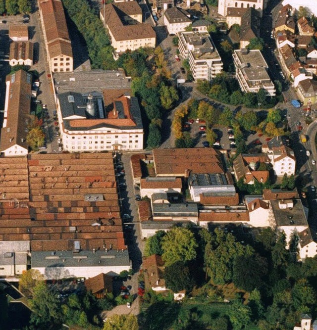 KBC-Areal  1997: Heute   Meeraner Plat... Firmen-Parkplatz   (Mitte, rechts).    | Foto: Archiv /E.Meyer