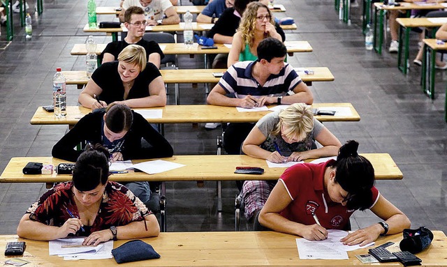 Das Bachelor-Studium steht in der Krit...en der vielen Prfungen pro Semester.   | Foto: dpa