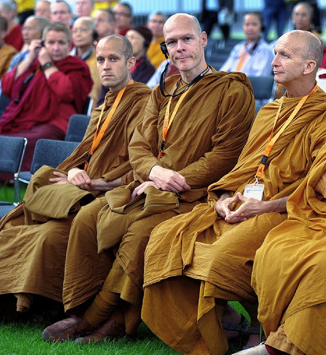 Buddhistische Mnche lauschen der &#8222;Kunst des Lebens&#8220;.   | Foto: DPA