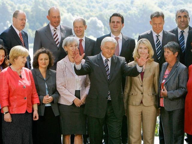 Steinmeier mit seinem Wahlkampf-Team  | Foto: dpa