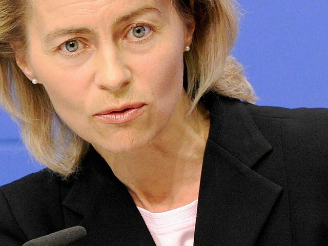 Ursula von der Leyen findet klare Wort...nber ihrer Kabinettskollegin Schmidt.  | Foto: dpa