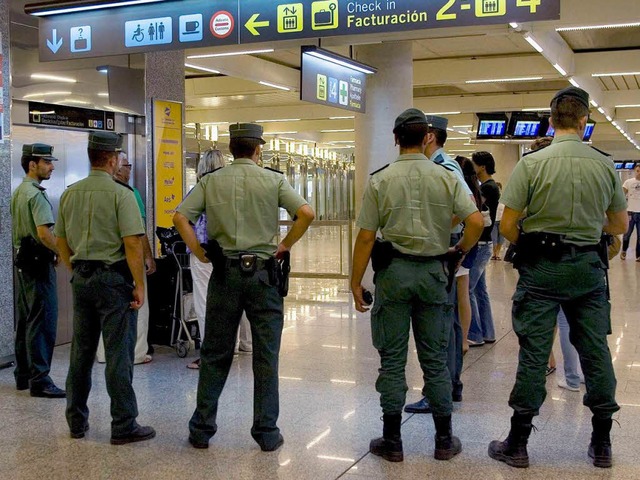 Die Polizei hat ihre Prsenz auf dem Flughafen von  Palma erhht.  | Foto: dpa