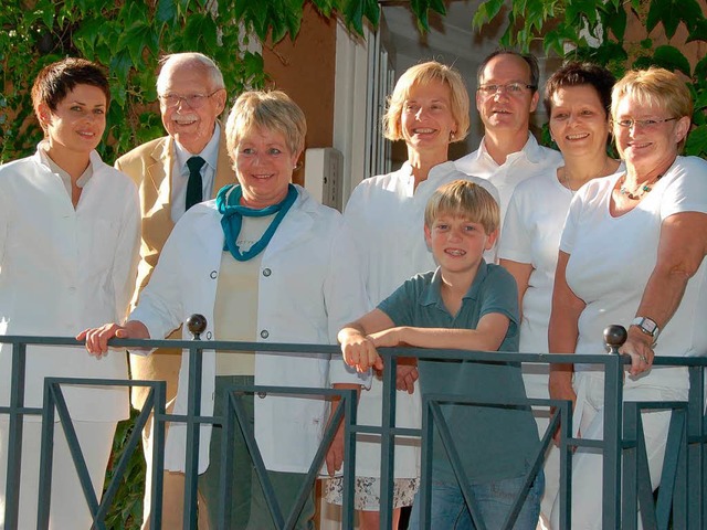 Drei Generationen freuen sich ber das Jubilum der Arztpraxis  Loewe.  | Foto: Ulrike Ehrlacher