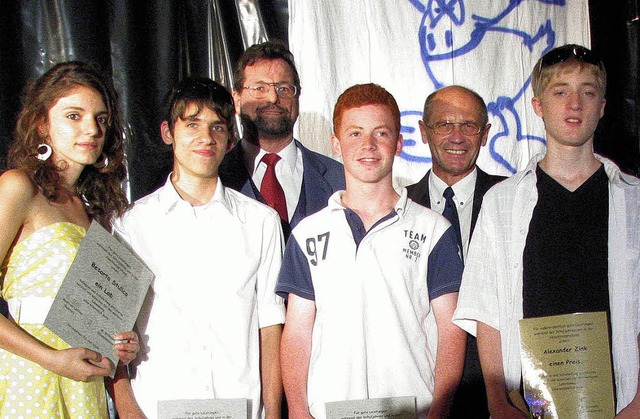 Preise erhielten  (vorne von links) Be...brecht und Rektor   Manfred Lffler.    | Foto: monika rombach