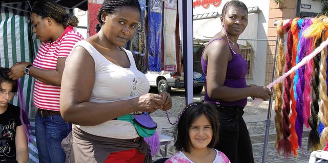 Schon am Freitag fand der Basar auf dem Marktplatz groes Interesse  | Foto: Sylvia-Karina Jahn