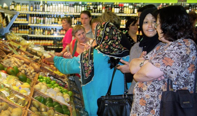 Orientierung im westlichen Waren-Dschu...ngskurses besuchten den Hieber-Markt.   | Foto: Pascal Waldszus