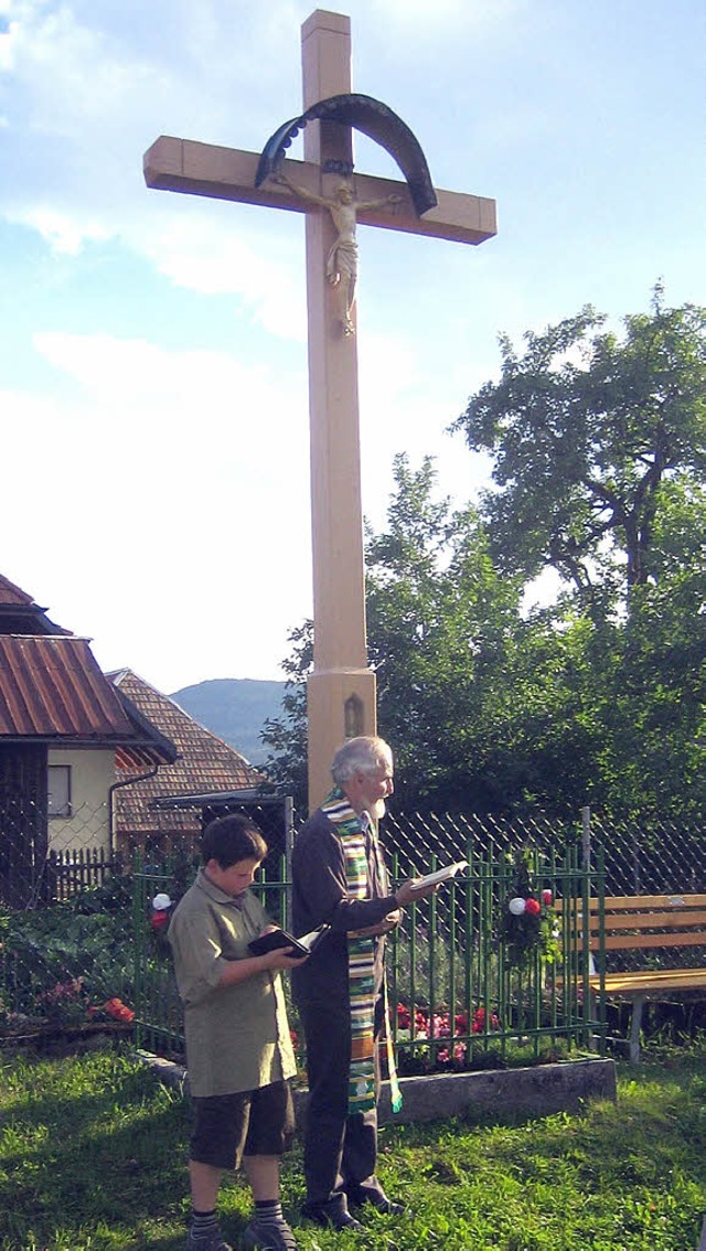 Pfarrer Schuler und Tobias Ritter am  Stutzer Dorfkreuz   | Foto: Wiezel