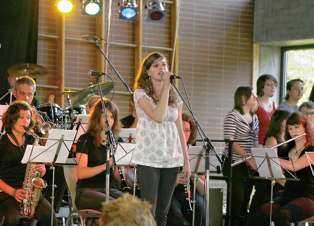 Bigband mit Schulchor und Solistin Teresa Mnchenbach   | Foto: H. Fssel