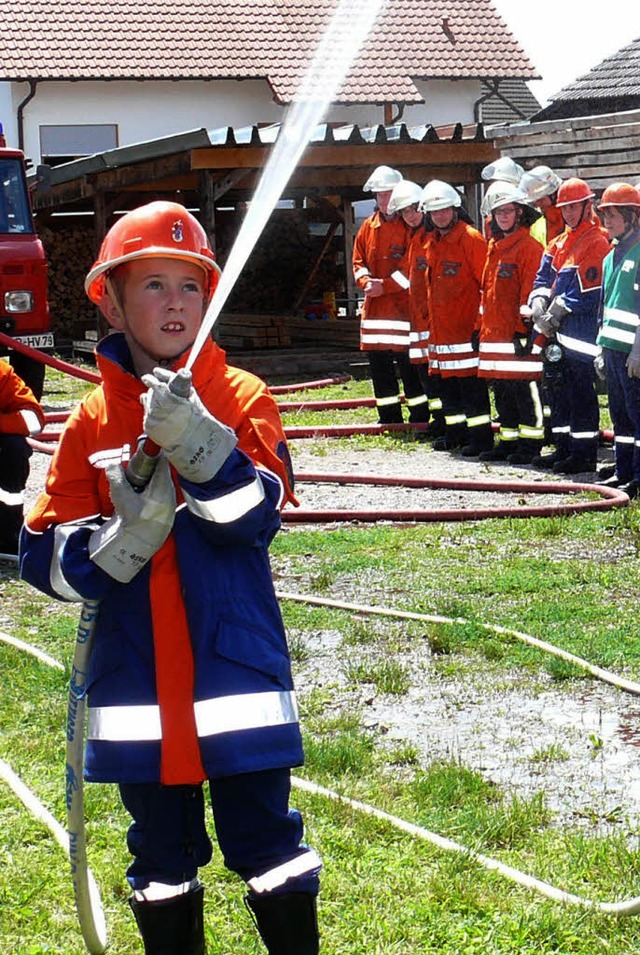 &#8222;Wasser marsch&#8220; lautete au...ndfeuerwehr Friesenheim das Kommando.   | Foto: F. Leonhardt