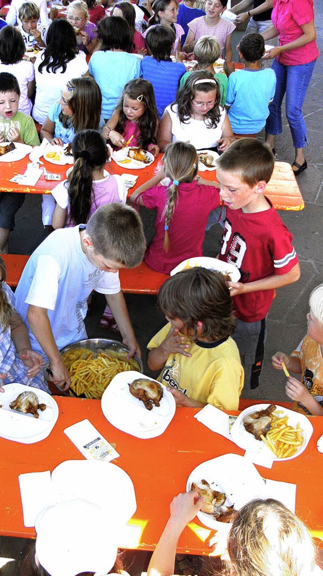 Gegrillte Hhnchen gab es  fr die Sch... vor dem Start   in die Schulferien.    | Foto: Privat