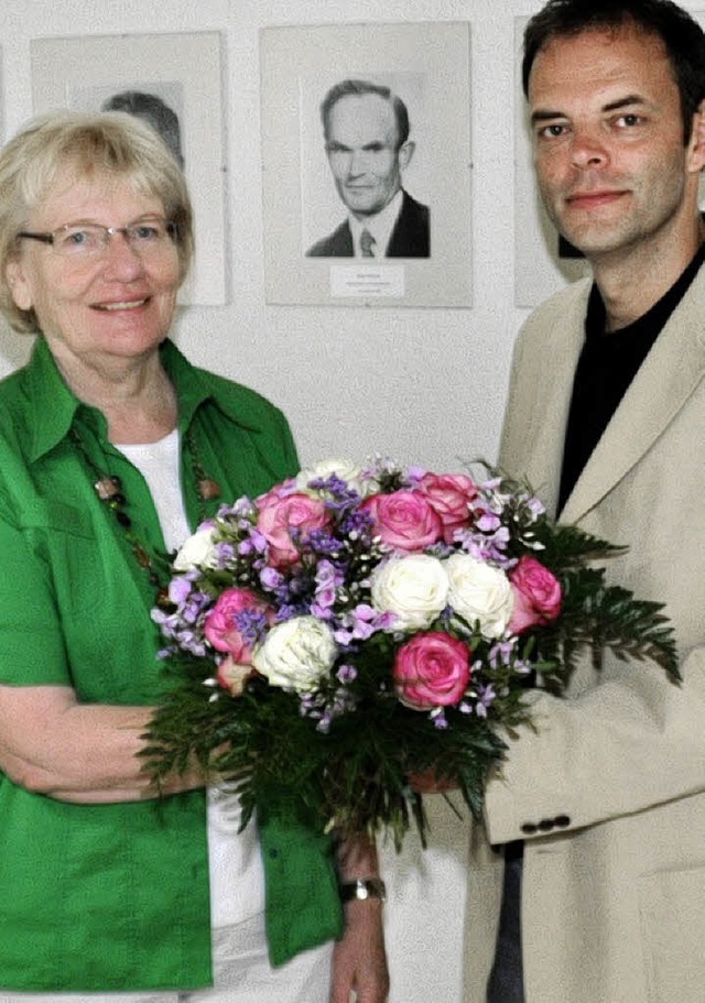 Gratulation vom Brgermeister: Stefan ...ter  berreicht Anita Trndle Blumen.   | Foto: Pichler