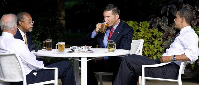 Zum Wohl! Vizeprsident Joe Biden (von...in Bier im  Garten des Weien Hauses.   | Foto: AFP