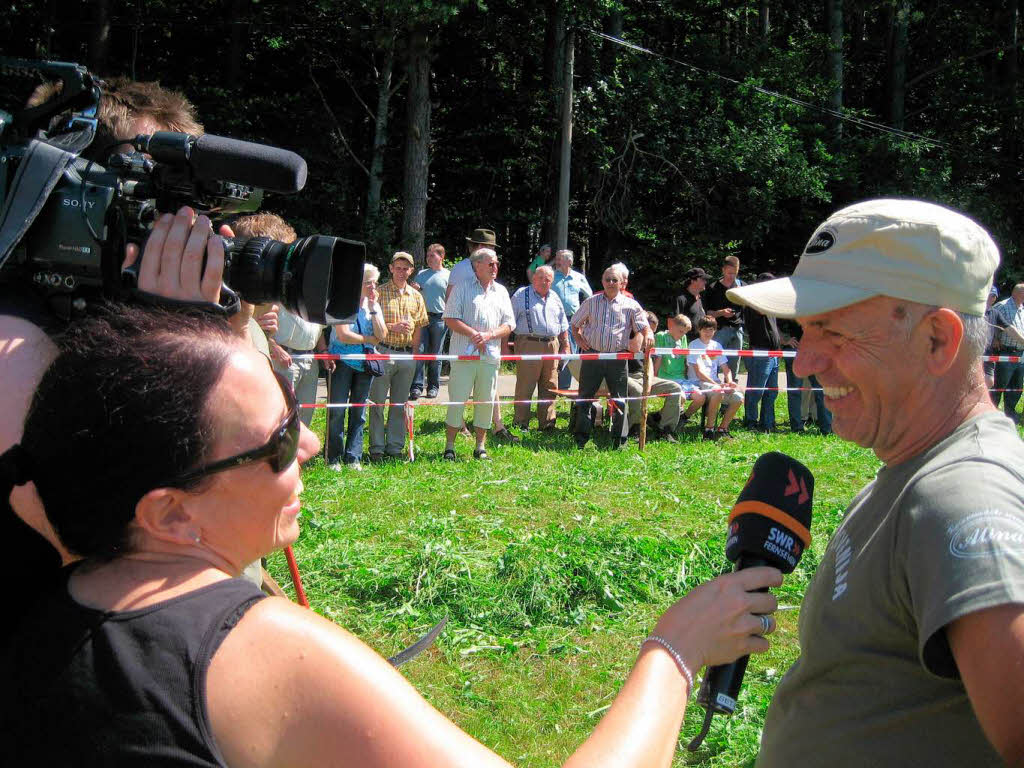 Alois aus Slowenien wird vom SWR-Team interviewt.