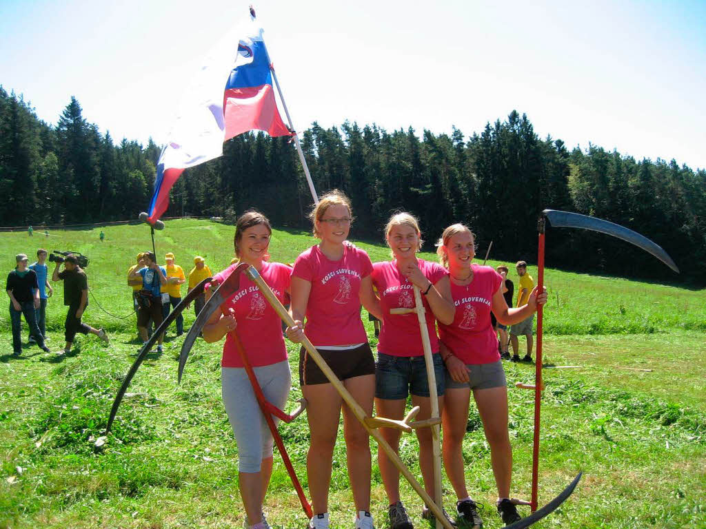 Nach getaner Arbeit posieren die jungen Sloweninnen stolz fr ein Erinnerungsfoto.