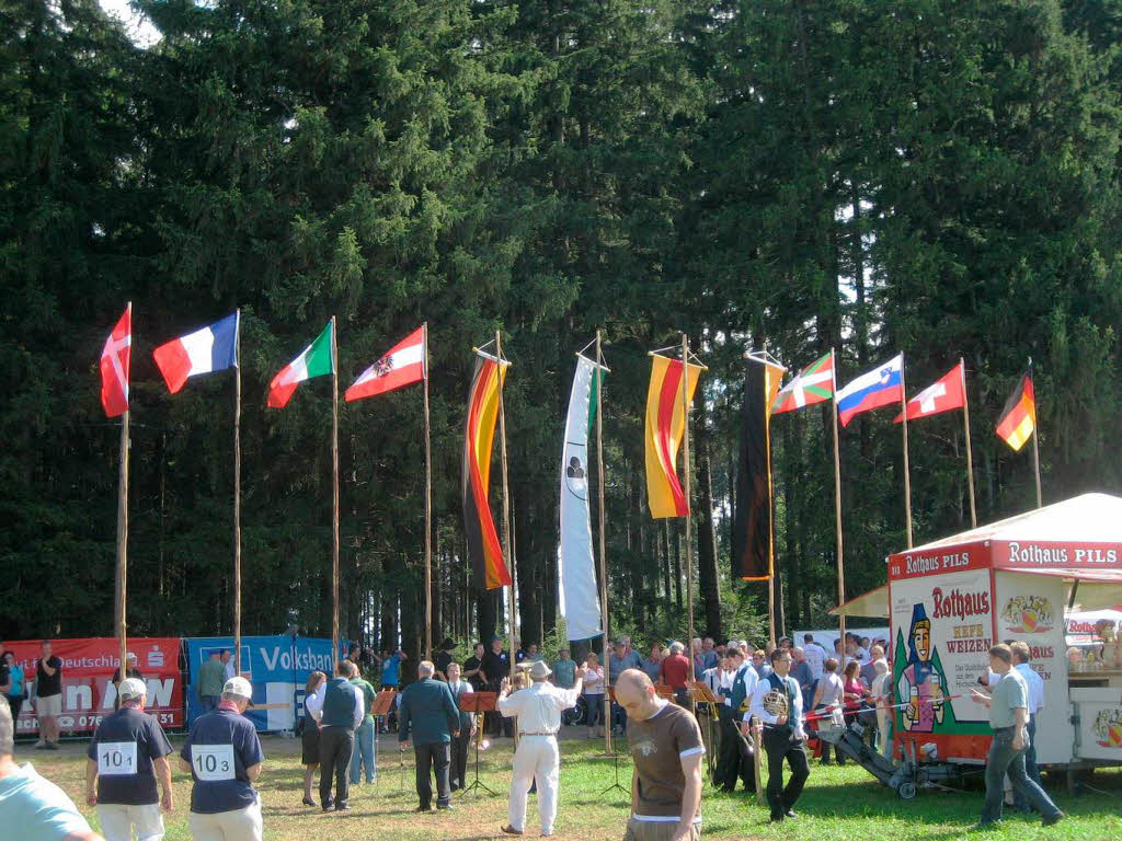 Die Flaggen der teilnehmenden acht Nationen.