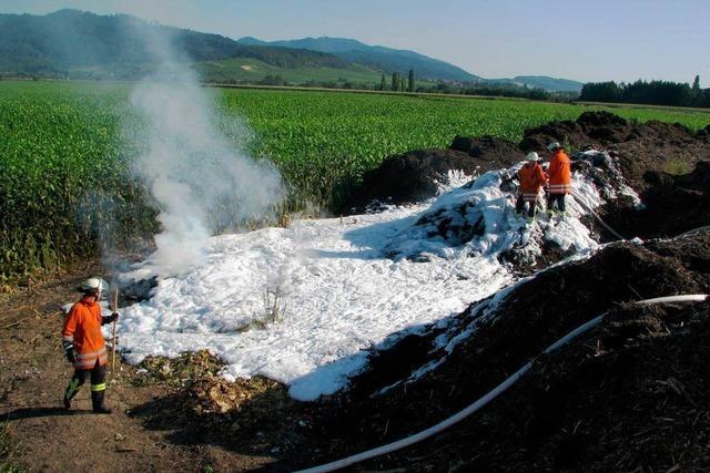 Feuerwehr lscht Brand in Schnittgutdeponie